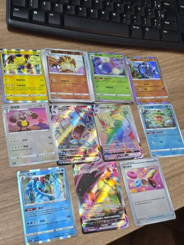 Lote Cartas Pokémon TCG (Chinês) - Gyarados VMAX, Mimikyu VMAX e Boltund Rainbow