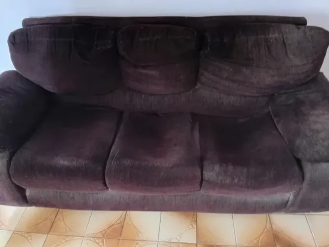 Sofá de veludo com 3 lugares marrom