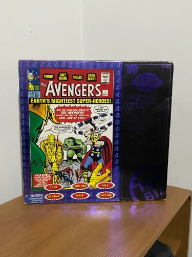 Box Marvel Collector Avengers First Appearance - Toy Biz - Action Figure