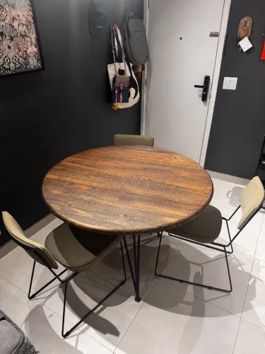 Mesa de madeira + 4 cadeiras