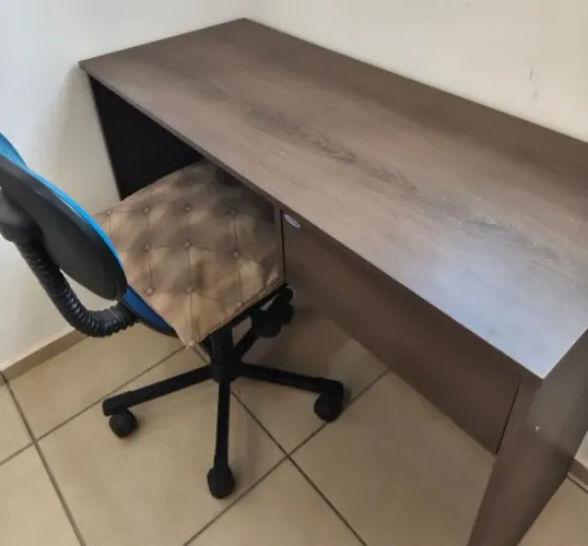 Mesa de Escritório / Escrivaninha com Gaveta - Excelente Estado com Cadeira Grátis