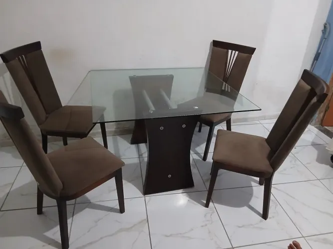Mesa de madeira, com tampo de vidro com 4 cadeiras