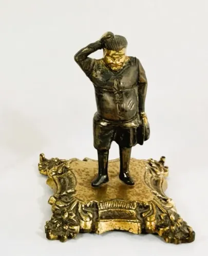 Antiga escultura européia bronze dourado Representando colono imigrante base quadrangular