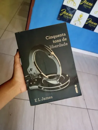 LIVRO CINQUENTA TONS DE LIBERDADE E SYLVIA DAY