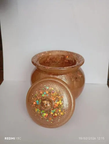 Pote lindo de resina dourado com tampas encaixado 