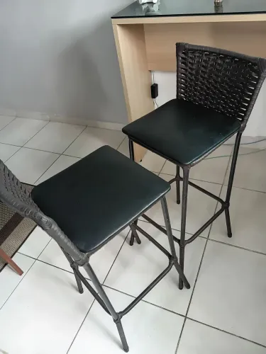 Duas cadeiras altas