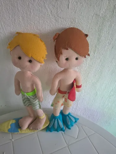 2 bonecos surfistas