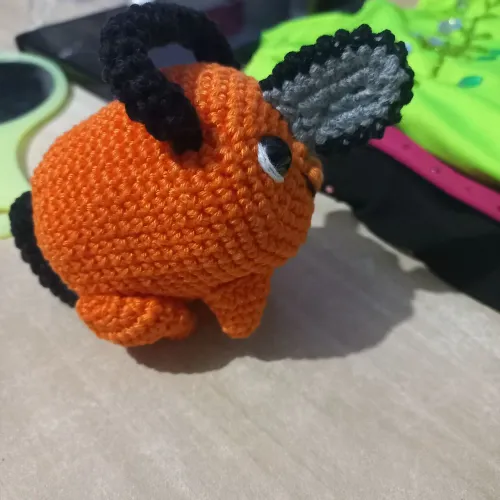 Pochita em amigurumi