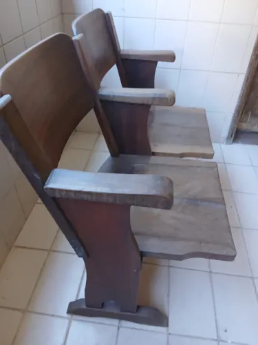 banco de auditório/cinema antigo de madeira maciça com 2 lugares