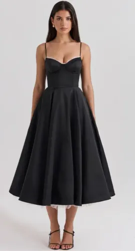 Vestido preto midi em cetim com anágua e bolsos - tamanho P