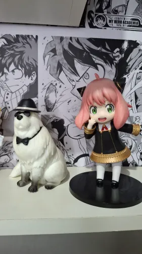 Action figure Anya marca Taito + figure cão Bond de brinde 