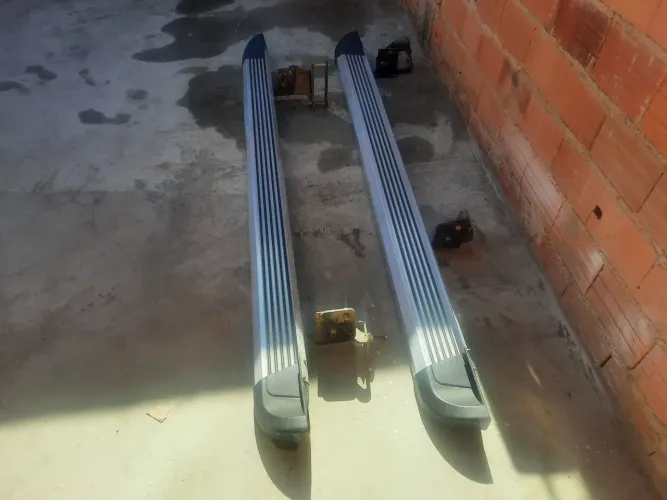 Vendo estribo lateral para S10 Cabine dupla até 2011 com pequenos amassados 