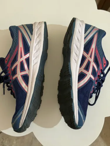 Tênis asics TAM 36 super novo.Valor R$80,00