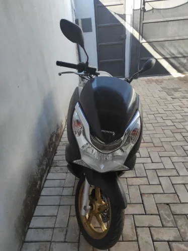 Vendo Moto PCX, dona mulher, basta te conservada .