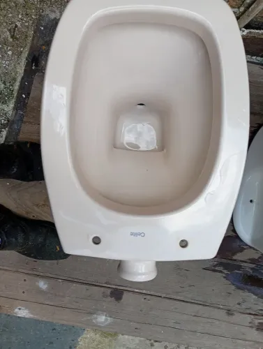1 vaso acoplado branco e 1 vaso cor creme de parede registro 