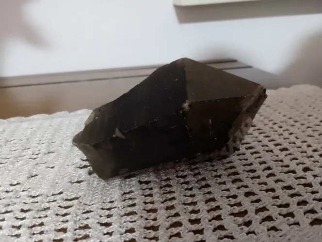 Pedra de quartzo preto enorme 