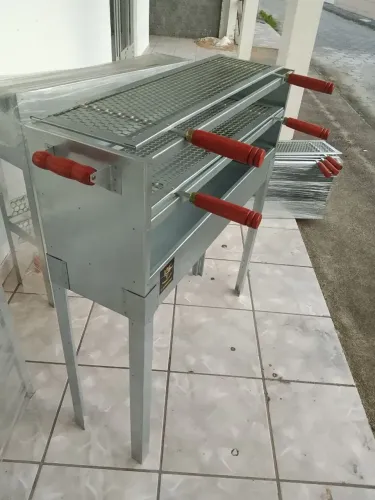 Churrasqueira para espetinho, 26cmx 90cm 100 de altura duas grelhas de inox 