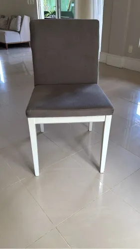 Conjunto de 4 cadeiras branco e cinza.