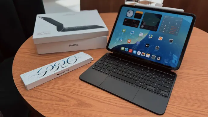IPAD PRO M4 COM Magic Keyboard e Apple Pencil
