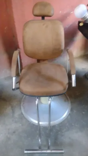 Vendo 2 cadeiras profissional para barbearia, ideal para novos empreendimento. Conforto