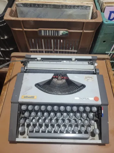 Vendo máquina De Escrever Olivetti Tropical<br>Valor 300,00