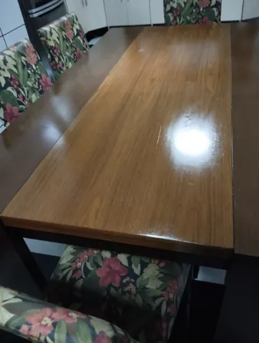 Mesa de jantar triangular de 2 por 1em madeira, com 8 cadeiras