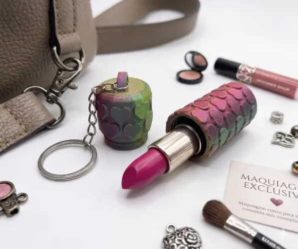 Porta Batom Chaveiro com Tampa Rosqueável e Textura de Corações para Bolsa e Mochila
