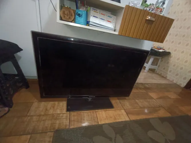Tv Samsung 40 polegadas + Suporte de mesa
