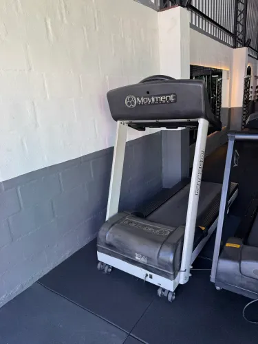 Esteira Movement RT 250 pro. Equipamentos academia 