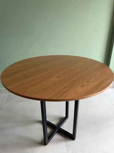 Mesa Redonda 90cm Madeira com Pés de Ferro Pretos