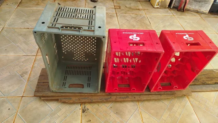 Engradados e cascos retornáveis de cerveja 
