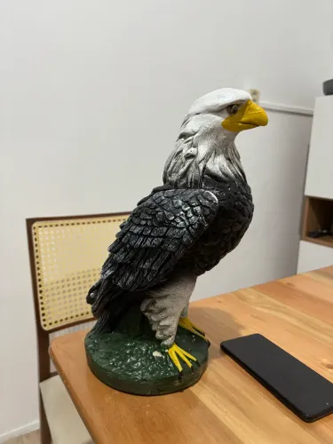 Águia em resina