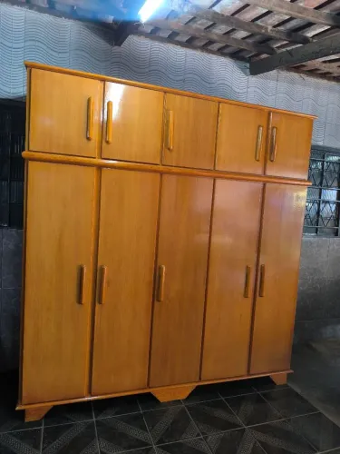 Guarda roupa de madeira semi novo