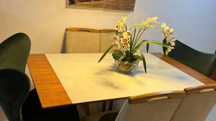 Mesa de vidro com madeira