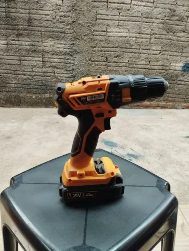 Furadeira/parafusadeira 21v 2 baterias