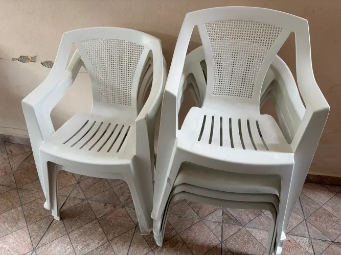 Cadeiras de plástico