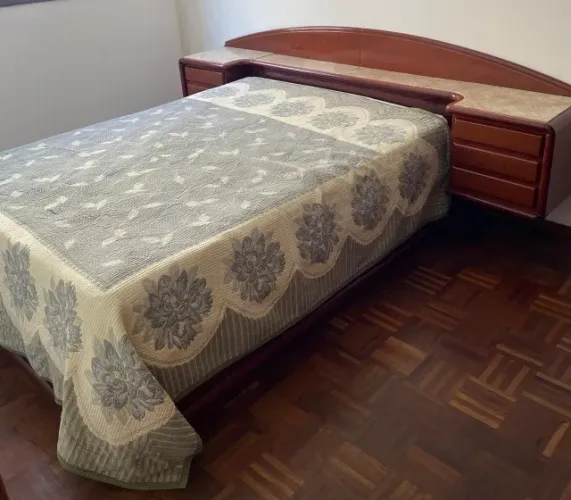 Cama de casal de madeira