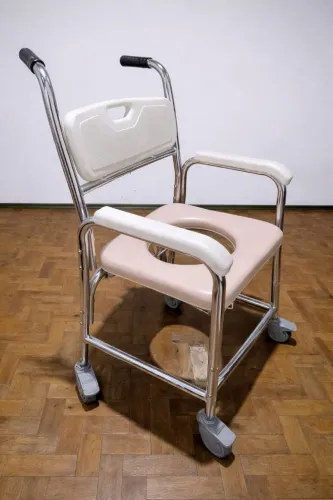 Cadeira de banho de alumínio.