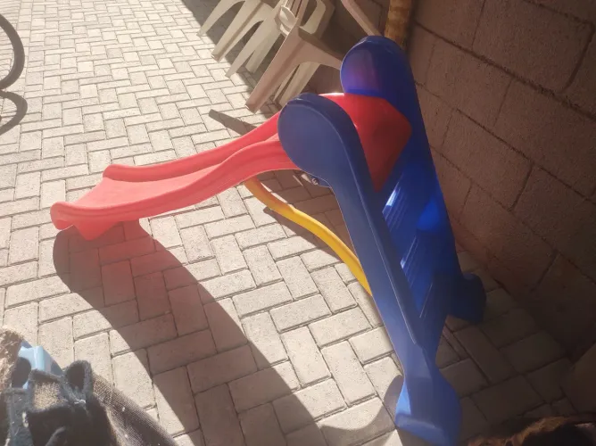 Vendo escorregador de 3 degraus vermelho e azul muito bem conservado!