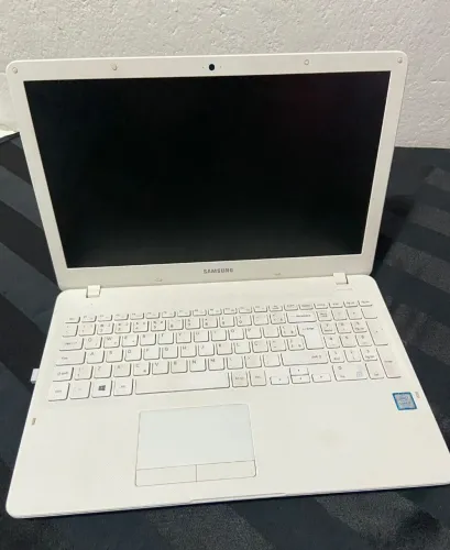 ? *Notebook Samsung 300E5M/300E5L i5 7ª geração com 8GB RAM e Windows 11*