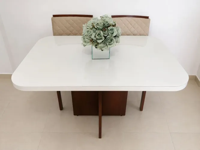 Mesa com tampo de vidro 4 lugares