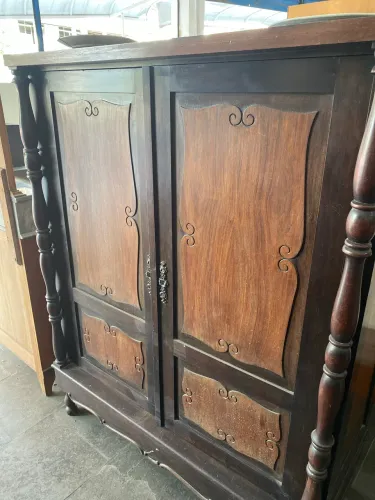 Guarda-roupa antigo