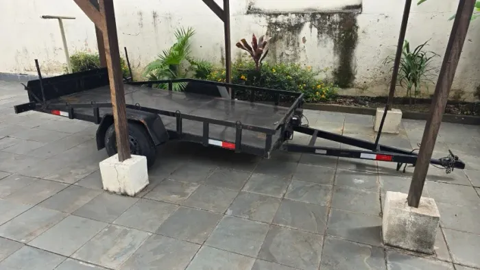 CARRETINHA PLATAFORMA BASCULANTE DE 3 m X 1,5 m COM GUINCHO ELÉTRICO 3000 lbs
