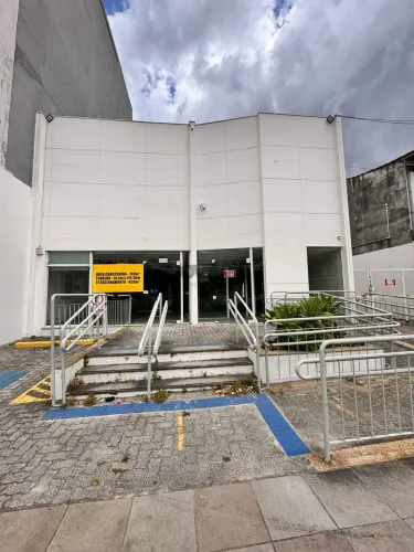 Prédio comercial com estacionamento ideal para investidores