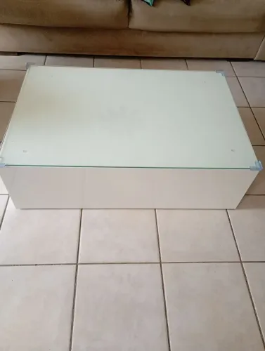Mesa de centro de formica branca com vidro, medindo 97 cm comprimento com 64 largura .
