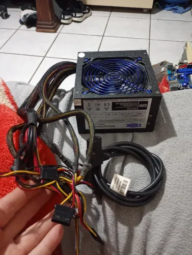 Fonte gamer DEX 520W bivolt ótima acompanha cabo força 