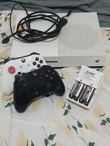 Xbox one s em bom estado com 2 controles funcionando perfeitamente e cabos necessários 