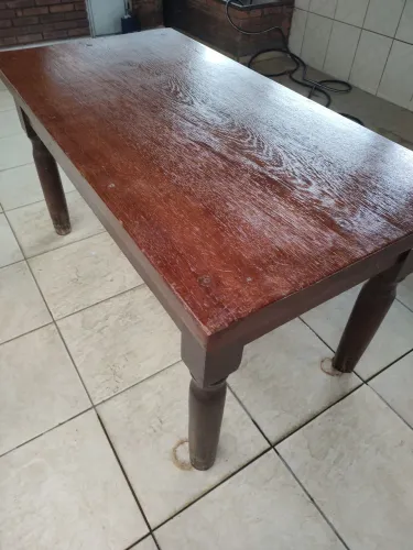 Mesa de madeira maciça 