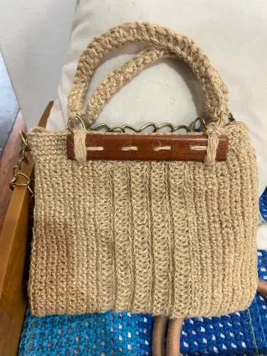 Bolsa crochê fio de juta com madeira