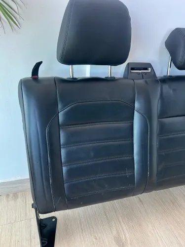 Encosto Banco Traseiro Amarok V6 com cinto 3 pontas